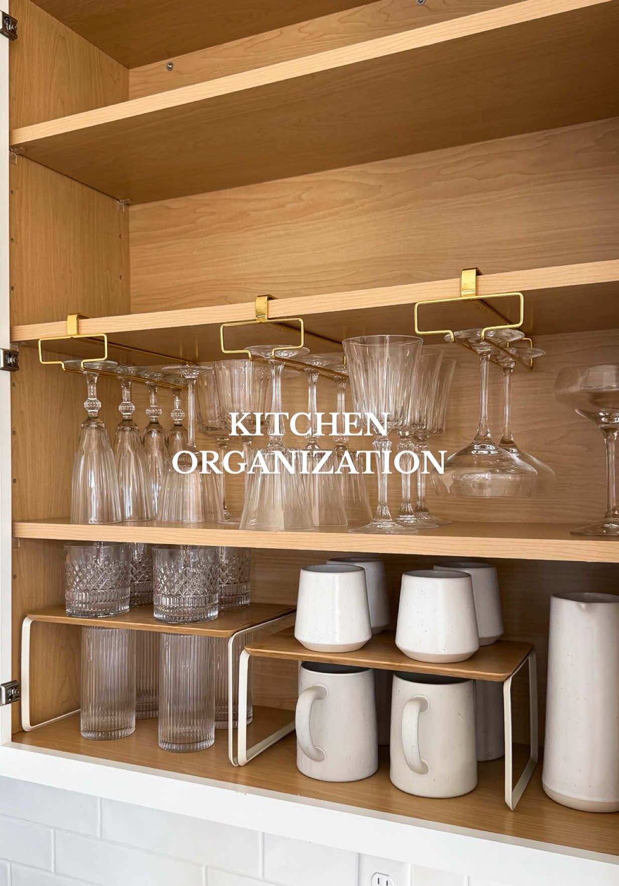 Organize my kitchen with me pt2 #kitchen #kitchenorganization #homeorganization #homeorganizationhacks #organizedhome #organize #homefinds #kitchenfinds #kitchencabinets #asmr #asmrsounds #asmrorganizing 