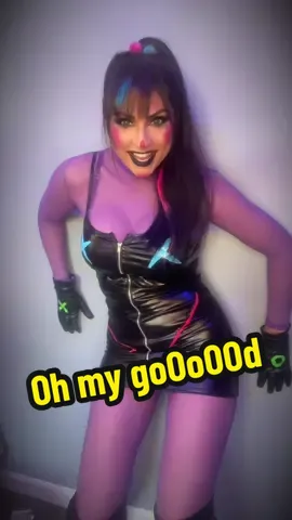 When she first meets the Joker. #punchline #punchlinecosplay #thejoker #olebrandselect #girlfriend #fentysuperbrandday #dc #dcccomics #alexiskaye #alexiskayecosplay #dccosplay #dccosplayer #batman #comics #comictok 