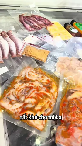 Nói thiệt với mấy bà tui thích làm việc lắm luôn, ko phải vì tui ham kiếm tiền đâu mà bởi vì qua công việc nó bắt mình phải học, phải đọc, nó bắt mình quan sát bản thân rồi có cách phát triển bản thân một cách rất thực tế không hề lý thuyết. Giúp cho mình có nhiều trải nghiệm và cuộc sống của mình đa dạng hơn, nhiều màu sắc hơn. Không cần mình phải giống ai đâu! Cứ đi bằng chính cái niềm yêu thích cho dù bắt đầu với công việc như thế nào thì tôi tin mình sẽ có được công việc như mơ ước và giúp mình hạnh phúc, đầy đủ 🫶 #f#fishandmorem#minhmecap#promoterofvietnamlocalfishc#cabiene#easycookingo#omega3v#viralvideo