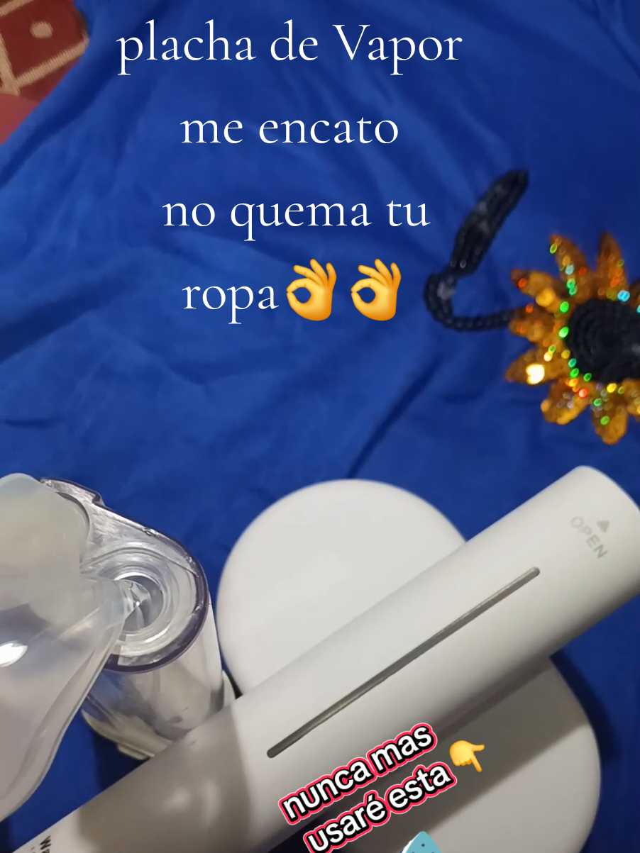 super placha de vapor Este práctico aparato es fantástico para todas tus necesidades de planchado con vapor. Es perfecto para ropa, muebles, alfombras y cortinas. Elimina las arrugas sin esfuerzo y es súper fácil de usar. Solo ábrelo, añade agua y sujétalo como un bolígrafo. Es ligero y práctico, a diferencia de esas planchas grandes y voluminosas. Además, es ideal para prendas con superficies difíciles pliegues. #plancha de vapor ¡Pruébelo y vea cómo funciona #garmentsteamer  #steamstraightener #plancha  #viralrotatingcurlingiron #vaporhoning  #clothingsteamer 