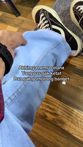 Nah ini cocok buat yang kakinya kecil kurus #celanajeansreguler #celanajeans #outfitcowok #tipsoutfit #fypシ 