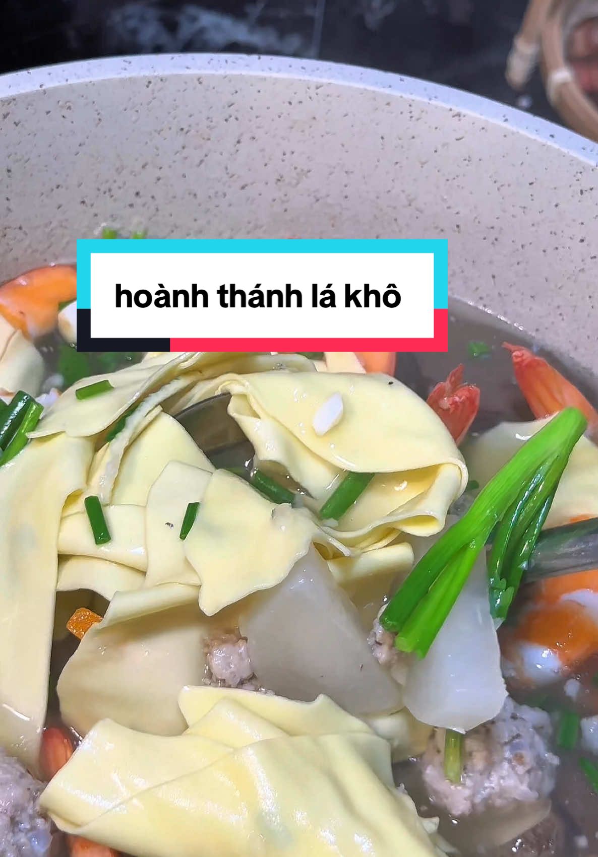 Nấu nồi nước lèo ăn với lá hoành thánh khô đổi khẩu vị cho cả gd nè #ancungtiktok #food #anvat #duyenoioi #reviewfood #hoanhthanh #hoanhthanhla 