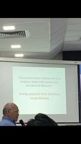 “Geolog yang baik tidak dilahirkan, tapi dibentuk” - Bapak Awang Harun Satyana #geology #geologist #teknikgeologi #geolog 