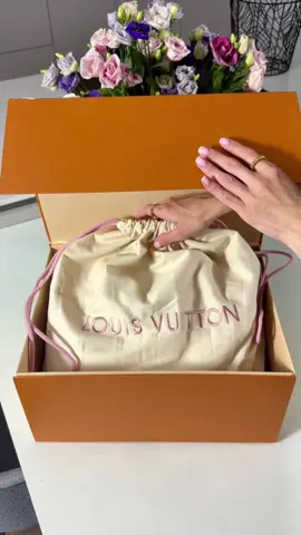 Lv speedy#lv#louisvuitton #lvbag#speedybag #lvunboxing #unboxing #unboxinghaul #fyp#bag#bagtok#luxury #luxurybag 