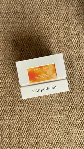 Carpe Diem Gift Set – Hộp quà tặng nến thơm tinh tế Carpe Diem Gift Set là bộ quà tặng nến thơm thủ công, phù hợp làm quà tặng hàng ngày, sự kiện gần gũi, nhưng vẫn đủ đầy sự tinh tế. Hộp quà tặng bao gồm: 🧷 01 nến thơm Signature 200g 🧷 01 diêm dài Carpe Diem 🧷 01 hộp bồi giấy mỹ thuật 🧷 01 túi đen quai lụa 🧷 01 candle story & thiệp Nhắn tin ngay cho Carpe Diem nếu bạn đang tìm kiếm hộp quà tặng tinh tế cho người yêu thương nhé 🌷  #carpediemvn #nenthom 