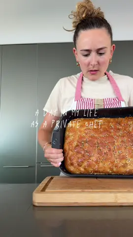 J’AI BESOIN DE VOUS ( à la fin) !!🙏🏼🙏🏼  Je vous donne mes recettes et vous me donner quelques idées à faire pour le mois d’août 🤪😝😝 🥦 Crème de chou-fleur * 1 chou-fleur cuit à l’eau * Un peu d’eau de cuisson * 2 càs de crème * Sel, poivre Mixez le chou-fleur avec un peu d’eau de cuisson, ajoutez la crème, assaisonnez et laissez refroidir 🌶 Cake chorizo – mozzarella – tomates séchées * 100 g chorizo * 100 g tomates séchées * 150 g mozzarella * 150 g skyr * 4 œufs * 140 ml lait * 240 g farine * 1 sachet levure * Basilic frais, sel, poivre Mélangez tous les ingrédients, ajoutez chorizo, tomates, mozzarella. Cuisson : 30 min à 180°C 🍅 Cake tomate – chèvre – basilic * 150 g farine * ½ sachet levure * 3 œufs * 12 cl lait * 8 cl huile d’olive * 200 g lardons cuits * 1 bûche de chèvre (~200 g) * Tomates cerises * 1 bouquet basilic frais * Sel, poivre Mélangez farine, levure, œufs, lait, huile. Ajoutez chèvre, tomates, basilic, lardons. Cuisson : 40 min à 180°C. Laquelle te donne le plus envie ? 😋 #cheffeprivée #cakes #apero #ideas #recettefacile 