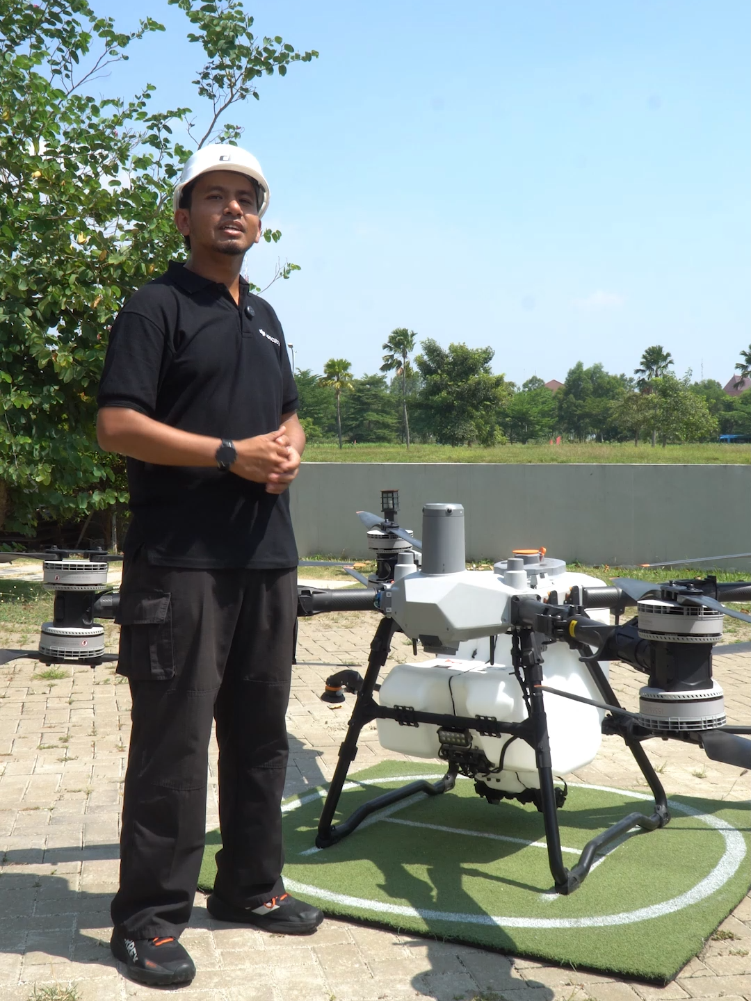 Sobat Agras!! Safety System AGRAS T100 udah paling keren di kelasnya, nih tonton aja penjelasan abang kita satu ini. Letsgooo #djiagrasT100 #dronepertanian #dji #djiagriculture