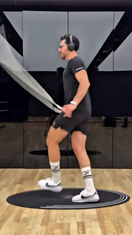 🎺 Trumpets out for this backward shuffle! 💃 Feels like moonwalking but extra swagger and zero concern for gravity!! One of my fave footwork for suree 😌 Rope & mat by @timelessjump  #timelessjump #betheflow  . #jumprope #skipping #skippingrope #dance #boxing 