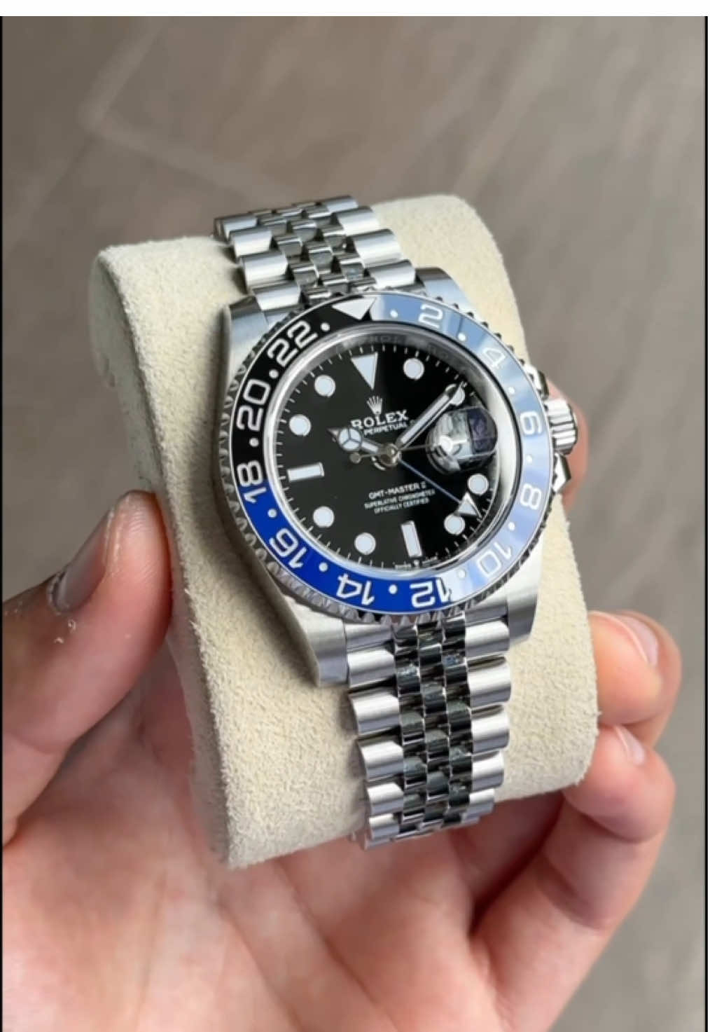 O clássico “Batman” em versão Jubilee. Rolex GMT-Master II com icônico bezel Cerachrom azul e preto, mostrador preto e bracelete Jubilee. Um ícone de precisão e versatilidade para acompanhar você em qualquer fuso horário. Informações via Direct WhatsApp: (18) 98128-7878 #tekkenluxury #gmtmasterII #rolexbatman #batmanwatch #rolexgmt #luxurywatch #relogiodeluxo #altarelojoaria #oysterperpetual #gmtwatch #watchcollector #fullset #unboxing #rolexbrasil