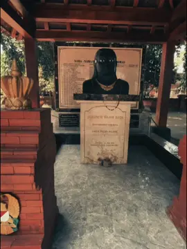 Pendopo Agung Trowulan adalah sebuah bangunan bersejarah yang terletak di Desa Trowulan, Kecamatan Trowulan, Kabupaten Mojokerto, Jawa Timur, Indonesia. Bangunan ini dahulu merupakan bagian dari kompleks istana Kerajaan Majapahit yang didirikan pada abad ke-14 Masehi. Pendopo Agung Trowulan memiliki arsitektur yang khas dengan atap limas yang besar dan tiang-tiang besar yang menjulang tinggi. Bangunan ini memiliki nilai sejarah yang sangat tinggi karena pernah menjadi pusat kegiatan politik dan budaya di masa kejayaan Kerajaan Majapahit. Saat ini, Pendopo Agung Trowulan menjadi salah satu objek wisata sejarah yang populer di Jawa Timur dan sering dikunjungi oleh wisatawan domestik maupun mancanegara. #budayajawa #tanahjawa #sukujawa #jawapremium #jawapride #majapahit #pendopoagungtrowulan 
