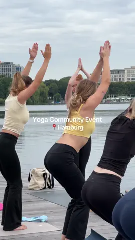 Ein paar Eindrücke von unserem letzten Yoga Event. Danke an alle die da waren, wir hatten vier wundervolle Yoga Classes an der Alster mit euch!🤍🧘🏼‍♀️✨ #hamburg #souleway #alster #yogaclass #community #yogaanderalster 
