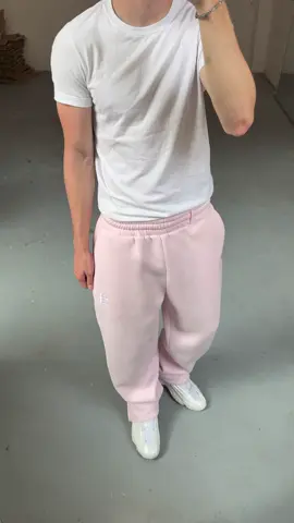 Pink was voted the freshest color of 2025! • These Shorts & Jogger drop today. • How would you rate the new colorway? • #shorts #uniqlo #Summer #suvene #streetwear #fyp #pink  