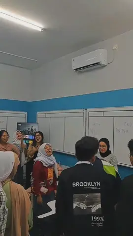 bosen belajar gitu² ajaa?? mau belajar lebih seruu?! ya di bimbel ruangguru😍 tersedia paket belajar tatap muka dan online yaaa😉 lebih lengkap hubungi mimin yaaak🤗#bimbelterbaik #bimbelnomorsatu #ruangguru #promomakanmerdeka #subang 