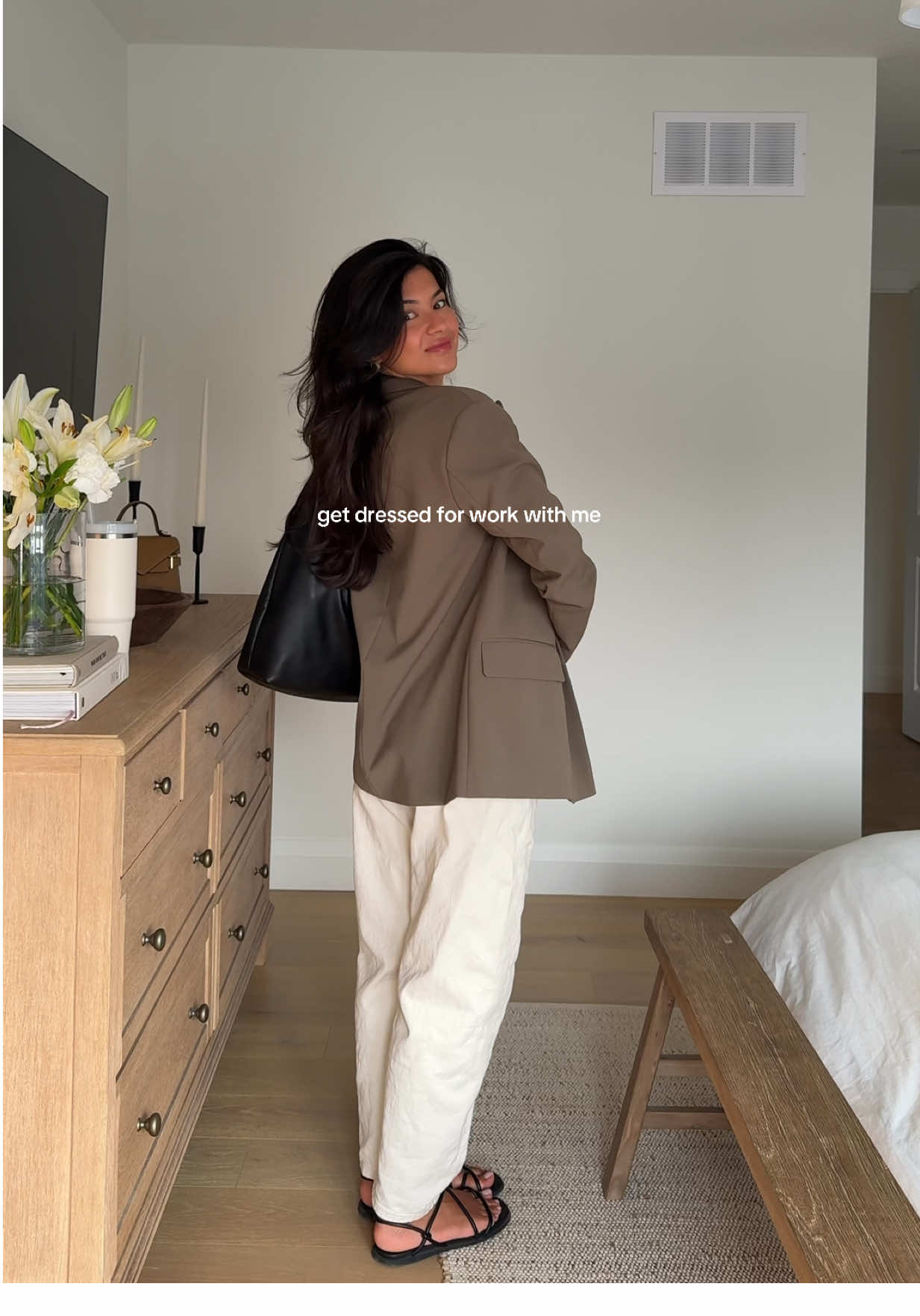 my fav work fit from this week 🤍 #OOTD #capsulewardrobe #workoutfits #aritziaoutfits #workwear #effortlesschic #outfitinspo @Aritzia @Banana Republic @LOUENHIDE  