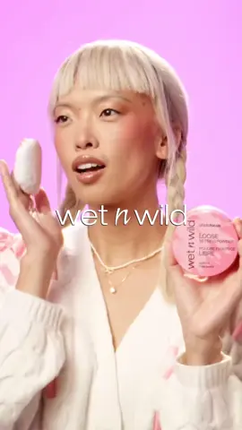 NEW Soft Pink PhotoFocus Loose Setting Powder! ✨
 
 🎀 Brighten your glow with a radiant pink tint.
 🎀 Controls oil & blurs imperfections for all skin types.
 
 #wetnwild #wetnwildmakeup #wetnwildeu #PhotoFocus 