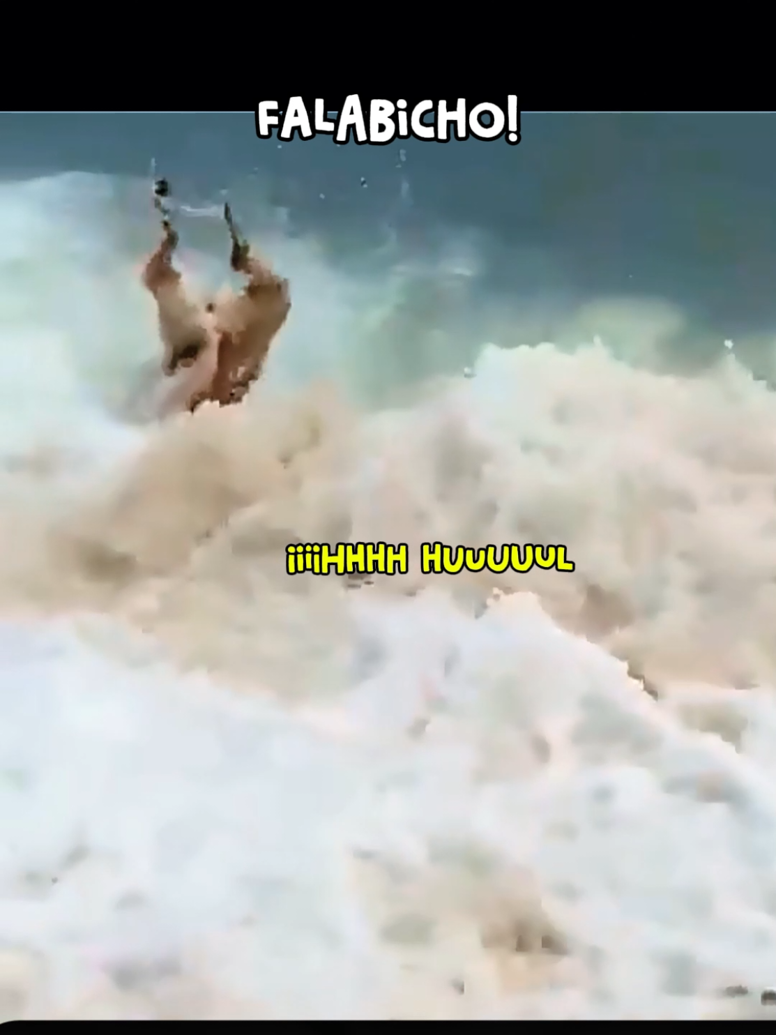 o cachorro tomando capote na praia 😂😂😂 . #videosengracados #funnyvideo #funny #dog #cat 