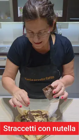 Straccetti di pizza con nutella Hai mai pensato di unire la morbidezza dell'impasto della pizza con la golosità della Nutella? Gli straccetti di pizza con Nutella sono la risposta! Perfetti per una merenda, un dopocena, o per stupire gli amici, questa ricetta facilissima ti regalerà un'esplosione di gusto in ogni morso.  Straccetti di pizza con nutella  400 gr di farina  220 ml.di acqua  10 gr di lievito di birra  1 cucchiaino di zucchero  10 gr di sale  Olio per friggere  Nutella a volontà  Preparazione  Fare l'impasto della pizza mettere a lievitare  Dopo il raddoppio formare palline da 50 gr far lievitare 1 ora poi stendere e formare i straccetti. Friggere gli straccetti in olio abbondante a 170 gradi e guarnire con nutella a volontà ed è Presto fatto!!!! #StraccettiDiPizzaConNutella   * #StraccettiDolci   * #PizzaDolce   * #Nutella   * #RicettaFacile   * #DolceFattoInCasa   * #FoodPorn   * #dessert   * #CucinaItaliana 