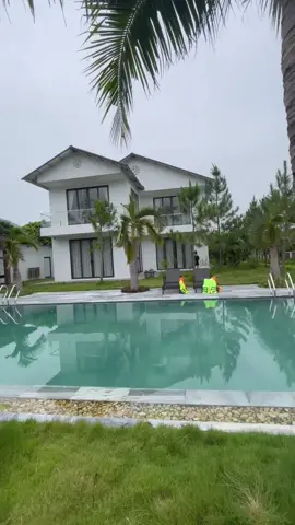 ☘️☘️☘️ TIGER VILLA  ☘️☘️☘️   🚙🛻🚐 Cách trung tâm Hà Nội khoảng 40km,  một địa điểm nghỉ dưỡng cực Chill vừa hiện đại tiện nghi hoà mình vào thiên nhiên  📍Địa chỉ: Minh Phú, Sóc Sơn, Hà Nội 🕌 Villa bao gồm 5PN rộng rãi khép kín và 1PN tập thể. 🏘️Thông tin chi tiết Villa :  🪴Tầng 1 với:       🌱 Phòng khách gồm tivi       🌱2 Phòng Ngủ Khép Kín giường 2mx2m2        🌱 Khu vực bếp và bàn bi-a ngoài trời cạnh bể bơi 🪴 Tầng 2 với 3pn khép kín giường đôi 2mx2m2 và 1pn tập thể 2 đệm 1m6 🏘️Tiện ích villa: ☘️ Bể bơi 🏊🏊🏊 rộng 100m2 ☘️ Loa Kéo hát Karaoke ☘️ Free bàn bi-a giải trí  ☘️ Free bếp BBQ, bếp lẩu  ☘️ Tủ lạnh 255l ☘️ Tủ mát 450l ☘️ Lò vi sóng ☘️ Máy Lọc nước ( đoàn khách không phải mang nước lọc ạ) ☘️Vui chơi trong khuân viên villa  Dịch vụ:   -Than đá: 20k/kg, túi đá: 15k/túi -Phí dọn dẹp bắt buộc: 300k ( bao gồm rửa bát tối ) + nếu thuê rửa , sáng, trưa  thỏa thuận với quản gia , phụ thu thêm 20k/1 người từ người thứ 16 trở đi -Loa kéo: 300k/ngày ❌Lưu ý :  👉Villa có trang bị VSCN như bàn chải + kem đánh răng, lược, viên xà phòng nhỏ, khăn tắm, máy sấy tóc  👉Home không có chính sách hoàn huỷ nếu thay đổi lịch trình vui lòng báo với sales để được hỗ trợ 👉 Trưởng đoàn nhớ nhắc cả đoàn giữ vệ sinh chung, không xả rác bừa bãi, làm bẩn ga gối, nôn mửa....  👉 Trường hợp khách nôn mửa, làm bẩn villa phạt 300k, đi vệ sinh nhẹ (nặng) ra villa phạt 500k 👉 Làm cháy, hỏng vật dụng trong villa, khách phải đi sửa, mua mới hoặc đền tiền vật dụng đã bị hỏng đó Quy định:  👉 Qúy khách vui lòng nấu nướng, ăn uống sử dụng khu vực bếp ở ngoài, vui lòng không mang vào căn để giữ gìn không gian chung của căn ạ. 👉 Nghiêm cấm sử dụng chất kích thích, bóng cười, chất gây nghiện, ma tuý, chất dễ gây cháy nổ, ….Nếu phát hiện phạt tiền và sẽ mời khỏi villa và không hoàn cọc, ngoài ra khách chịu đền bù mọi thiệt hại và chịu trách nhiệm pháp luật.  👉 Không bật nhạc hát hò ồn ào quá 22h đêm. 👉 Không tự ý xê dịch, thay đổi vị trí đồ đạc trong căn, trang trí hay làm bẩn tường, nếu vi phạm villa sẽ thu phí vệ sinh 👉 Không mang đồ ăn + đồ uống có gas + bia lên khu vực bể bơi 👉Không mang động vật đến home  👉Nếu khách check in muộn phải báo quản gia trước 5h chiều, nếu sau 5h chiều khách không báo, villa sẽ mở bán c#homestaykhác ạ. #h#homestaychilling #Homestay2nguoi 