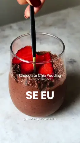 Alimento poderoso para a mulher na menopausa! É rica em fibras que ajudam na saciedade e no equilíbrio do intestino, essencial para a regulação hormonal. Além disso, suas gorduras boas (ômega-3) reduzem inflamações e auxiliam na saúde cardiovascular, enquanto seus antioxidantes combatem o envelhecimento precoce. Também contribui para a manutenção da massa muscular e melhora o metabolismo, facilitando o emagrecimento de forma saudável. Esse pudim de chia é cremoso, delicioso e ainda ajuda no equilíbrio hormonal e na saciedade. Ingredientes: ✔️ 1/4 de xícara de chia ✔️ 1 xícara de bebida vegetal (amêndoa, coco, aveia…) ✔️ 1 colher de sopa de cacau em pó ✔️ Baunilha (fava ou gotas á gosto) Adoçante à gosto a base de stevia. Modo de preparo: Misture todos os ingredientes em um recipiente de vidro e leve à geladeira por pelo menos 6 horas (ou durante a noite). No dia seguinte, estará pronto para consumir! 💡 Dica: Acrescente frutas de baixa caloria como morango, framboesa ou mirtilos para dar um toque extra de sabor. Me conta se você vai fazer na sua casa! . #menopausa #climaterio #nutrição #receitasaudavel #chia #docesaudavel #nutriçãofuncional #regulaçãohormonal #saudefeminina