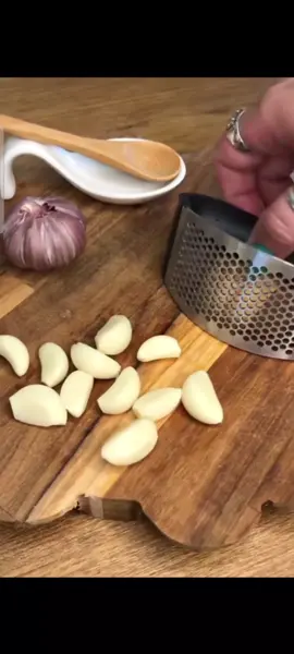 Espremedor e Amassador de Alho manual  prático, resistente e fácil de usar. Ideal para dar mais sabor às suas receitas sem  muito esforço! #Triturador de alho 