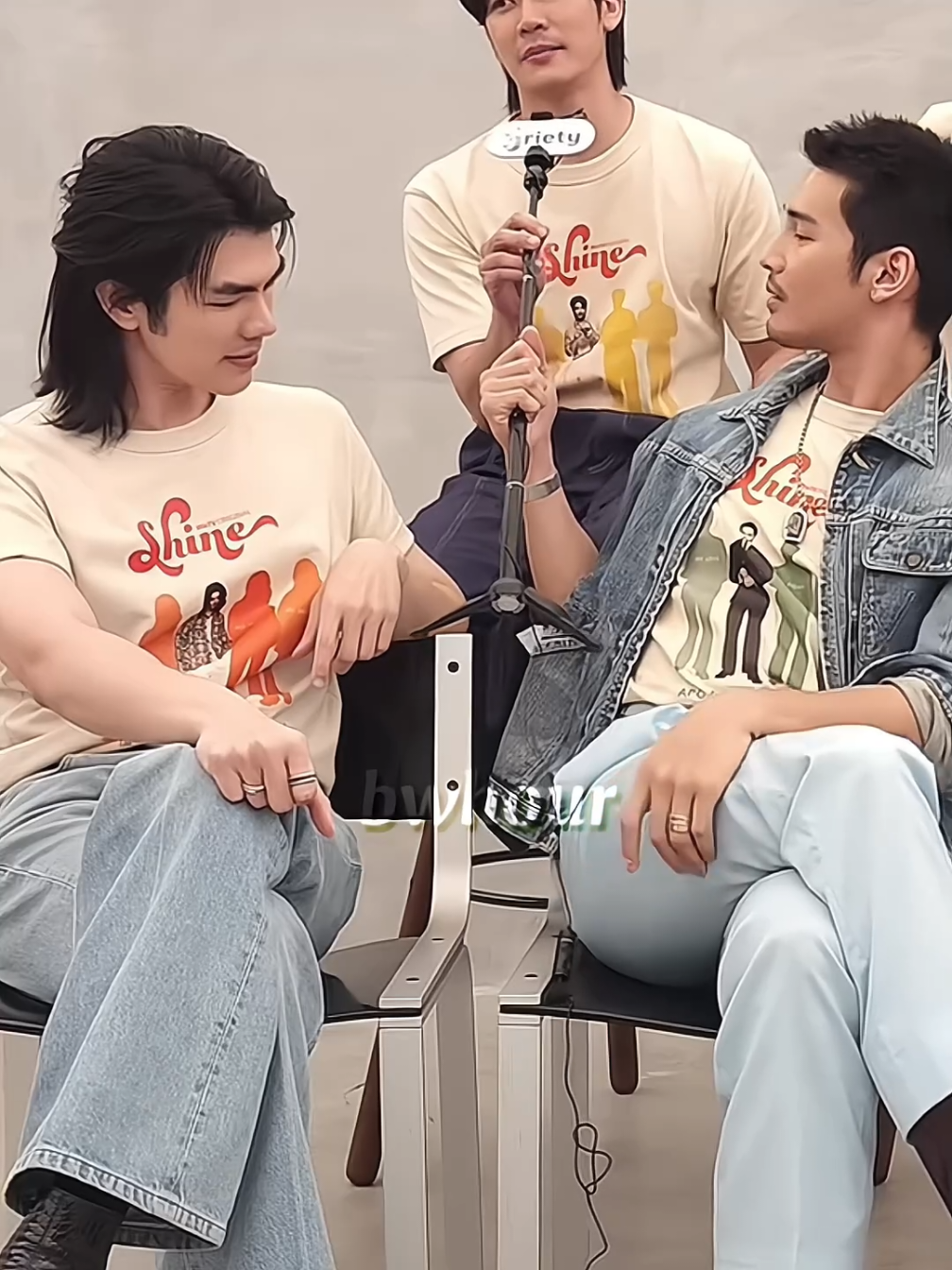 EXCUSE ME, ARE THEY IN HEAT? Those dirty smiles?! Pretty sure he removed the cable cause it distracts his view- 😀🍑  #mileapo #foryou #aponattawin #milephakphum #foryourpage #fyp #shinetheseries #xyzbca #boyxboy 