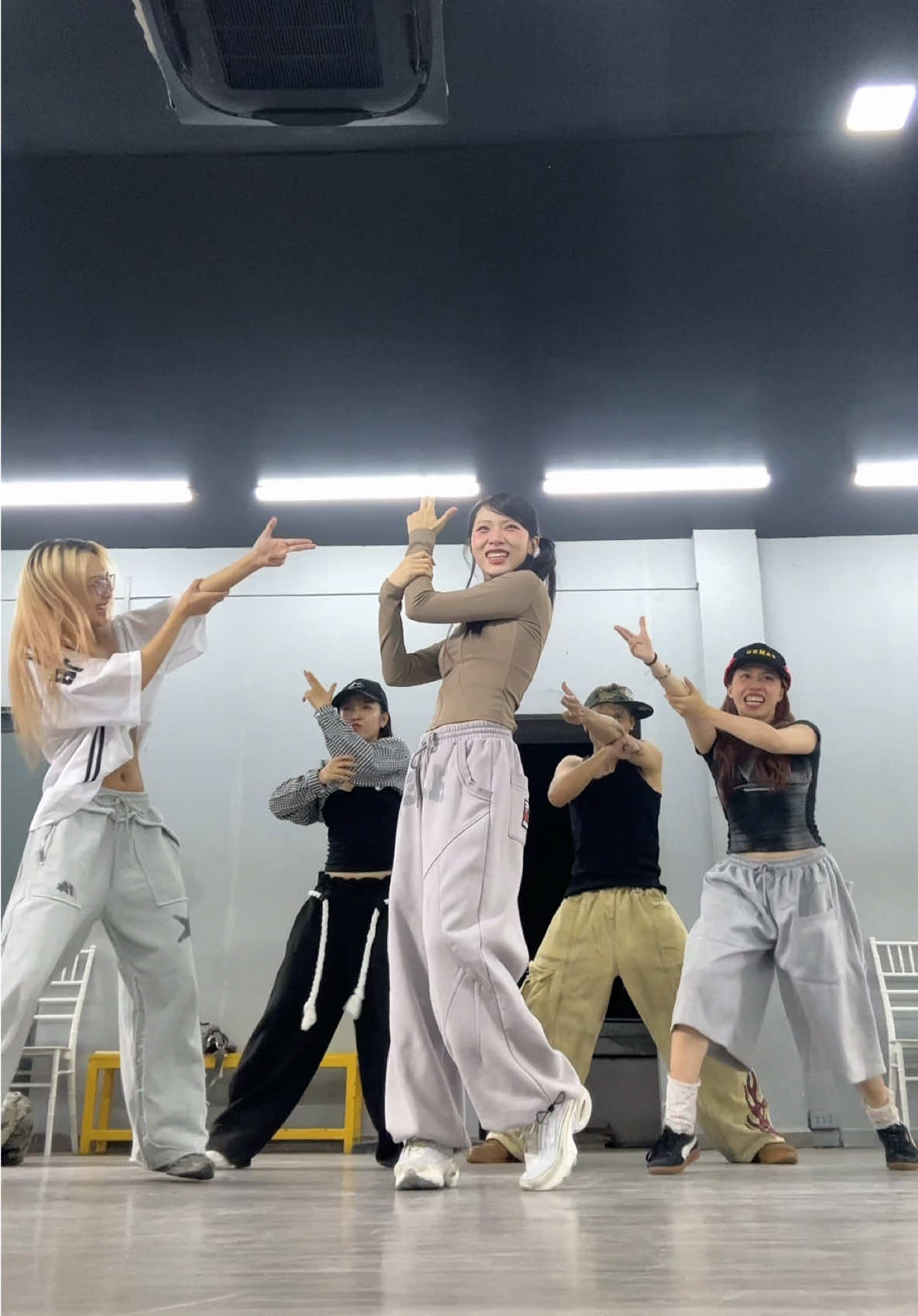 tập thể dục buổi khuya cùng chị @Mỹ Mỹ 👽 #cachyeudungdieu #mymy #bndanceteam #emxinh #exsh 