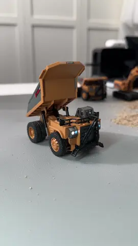 Lately, I’ve been playing with this mini RC truck, super fun#dumptruck #truck #toys #remotecontrolled #toydumptruck 