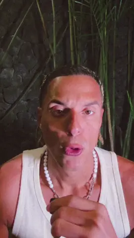 Eles não te ensinam isso na escola. Na vida real, você não vence sozinho. O mundo te trai, te testa, te enfraquece… Mas se você tiver um irmão de verdade, um cara que te conhece no silêncio,que sabe das suas inseguranças e fraquezas e que segura tua barra quando o mundo desaba… Você é um homem RICO. Mais rico do que qualquer CEO solitário. Esses laços não se compram. Eles se constroem com lealdade, suor e verdade.