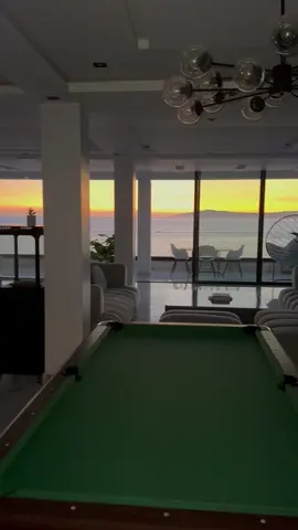 Quand le soleil se lève sur Dar Houda, le monde s’arrête. Silence absolu, souffle léger de la mer, lumière dorée sur les murs blancs. Ici, à Tabarka, chaque matin est un retour à l’essentiel. Un moment de paix, un moment pour soi. Bienvenue à Dar Houda. Votre parenthèse de douceur, entre ciel, mer… et sérénité. “مع شروق الشمس في دار هودة، تجدون الهدوء والسلام التام. لحظات ساحرة على إطلالة البحر، حيث يلتقي الجمال بالسكينة. أهلاً بكم في دار هودة، حيث تبدأ تجربتكم المميزة.  #DarHouda #Tabarka #ChambresDHôtes #Tunisie #SunriseLovers #SéjourDeRêve  #Évasion #MaisonsDHôtes #VacancesTunisie #Tabarka2025 #VueMer #BienÊtre  #EscapadeZen #LeverDeSoleil #TunisianRiviera #Voyage #CoucherDeSoleil #NatureEtPaix  #TunisiaTravel #GuesthouseVibes #DarHoudaTabarka