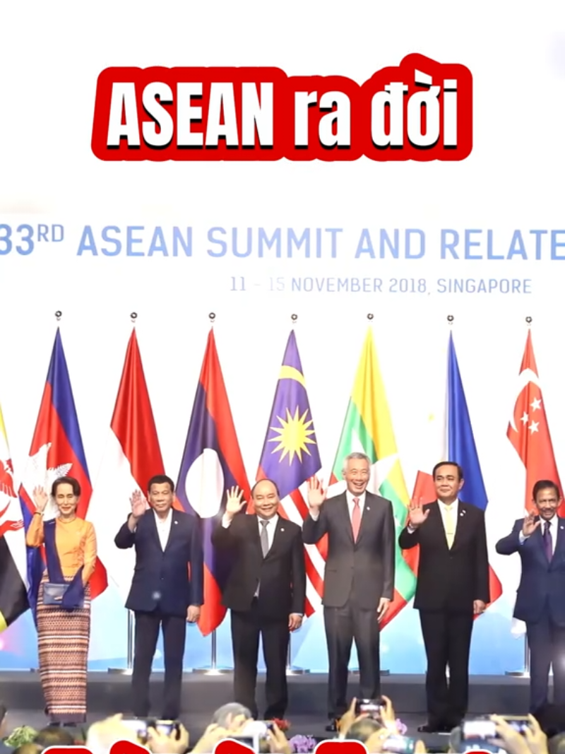 Ngày này năm xưa (8/8/1967:  Hiệp hội các quốc gia Đông Nam Á - ASEAN ra đời #ngaynaynamxua #asean  Ngày 8/8/1967, một cột mốc lịch sử đã được thiết lập tại Bangkok, Thái Lan, với sự ra đời của Hiệp hội các quốc gia Đông Nam Á (ASEAN). Năm quốc gia sáng lập là Indonesia, Malaysia, Philippines, Singapore và Thái Lan. ASEAN có mục tiêu là thúc đẩy hợp tác, hòa bình và ổn định trong khu vực. Trong suốt quá trình phát triển, ASEAN đã không ngừng mở rộng, kết nạp thêm các thành viên mới, tạo nên một cộng đồng khu vực gắn kết. Brunei là thành viên tiếp theo vào năm 1984, sau đó là Việt Nam vào ngày 28/7/1995, Lào và Myanmar vào tháng 7/1997, và Campuchia vào ngày 30/4/1999. ASEAN nổi bật với phương châm “Thống nhất trong đa dạng”, tôn trọng sự khác biệt về văn hóa, lịch sử, tôn giáo và chế độ chính trị của từng quốc gia. Tổ chức này luôn ưu tiên hàng đầu cho việc thúc đẩy hợp tác kinh tế, tận dụng thế mạnh của từng thành viên để cùng phát triển. Nhờ đó, Đông Nam Á hiện nay được đánh giá là một trong những khu vực năng động nhất thế giới, với tốc độ tăng trưởng kinh tế ấn tượng, khẳng định vị thế của mình trên bản đồ kinh tế toàn cầu.