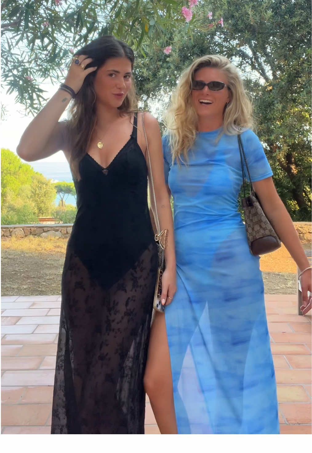 Tenue pour aller voir Bon Entendeur à Calvi avec ma sœur 💙  Ensemble @kouturparis  #sisters #outfit #corse 