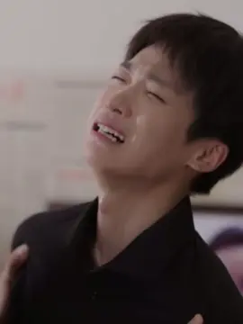 Thực sự là vẫn phải vừa huhu vừa viết 1 cái stt khen con. Du diễn tập này quá tốt.  Tao vẫn luôn sợ nước mắt của Tử Du. Thằng bé chỉ cần khóc thì tao thật sự cảm thấy trời đất sụp xuống rồi. Mà má nó 2 tập này nó khóc cỡ đó. Rồi tao cũng vừa nhai cơm vừa khóc theo, khốn nạn đời tao, ăn miếng cơm khóc 8 bận.  Nhưng mà thương Uý Uý bao nhiêu thì thấy tự hào về Tử Du bấy nhiêu. Em bé của tao đã sống trọn vẹn với nhân vật của nó rồi, khiến cho khán giả xem phim cũng phải đau cùng với nỗi đau của nhân vật. Đứa nào chê con tao không biết diễn nữa tao nghĩ là tao có thể vào vả vỡ mồm luôn đấy. Từ lúc khóc thút thít khi mới biết chuyện. Lúc cố nín giữ cho bản thân không khóc trước mặt mẹ. Lúc mẹ mới mất, nhỏ dám bắt đầu nói ra những điều bấy lâu vẫn giấu bà. Mắt dần đỏ hoe lên. Rồi cơn đau khi phải đối mặt với sự thật. Và lúc vỡ oà khi được khóc trong vòng tay Trì Sính. Tử Du, mày thắng rồi, mày đã thành công lấy nước mắt của mẹ. Cái đớn nữa là, giọng lồng tiếng. Quặn hết cả ruột tao. Nhìn Tử Du khóc lại còn phải nghe Tử Du khóc. Tao lúc đó kiểu chết lâm sàng luôn hjhj Xem xong rồi xem lại vẫn khóc tiếp được, tao đúng là tự hành xác tao mà 🙂 #ziyu #revengedlove 