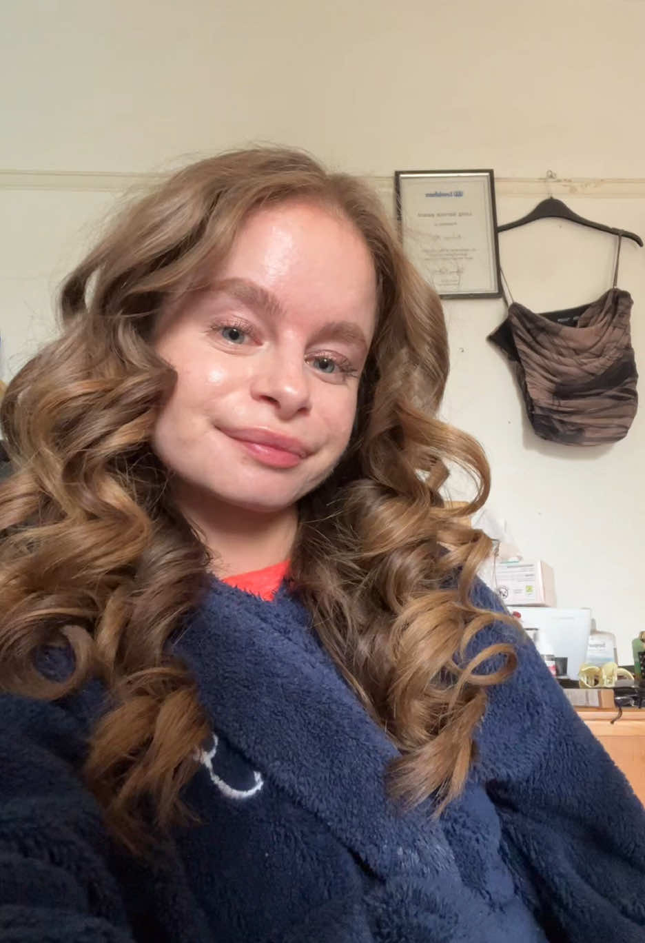 How I curl my hair!!!!🥰 please put hair protection on, I put a bit too much on so it was hard to curl at times lol and I also hairsprayed at the end! #fyp #curltutorial #hair 