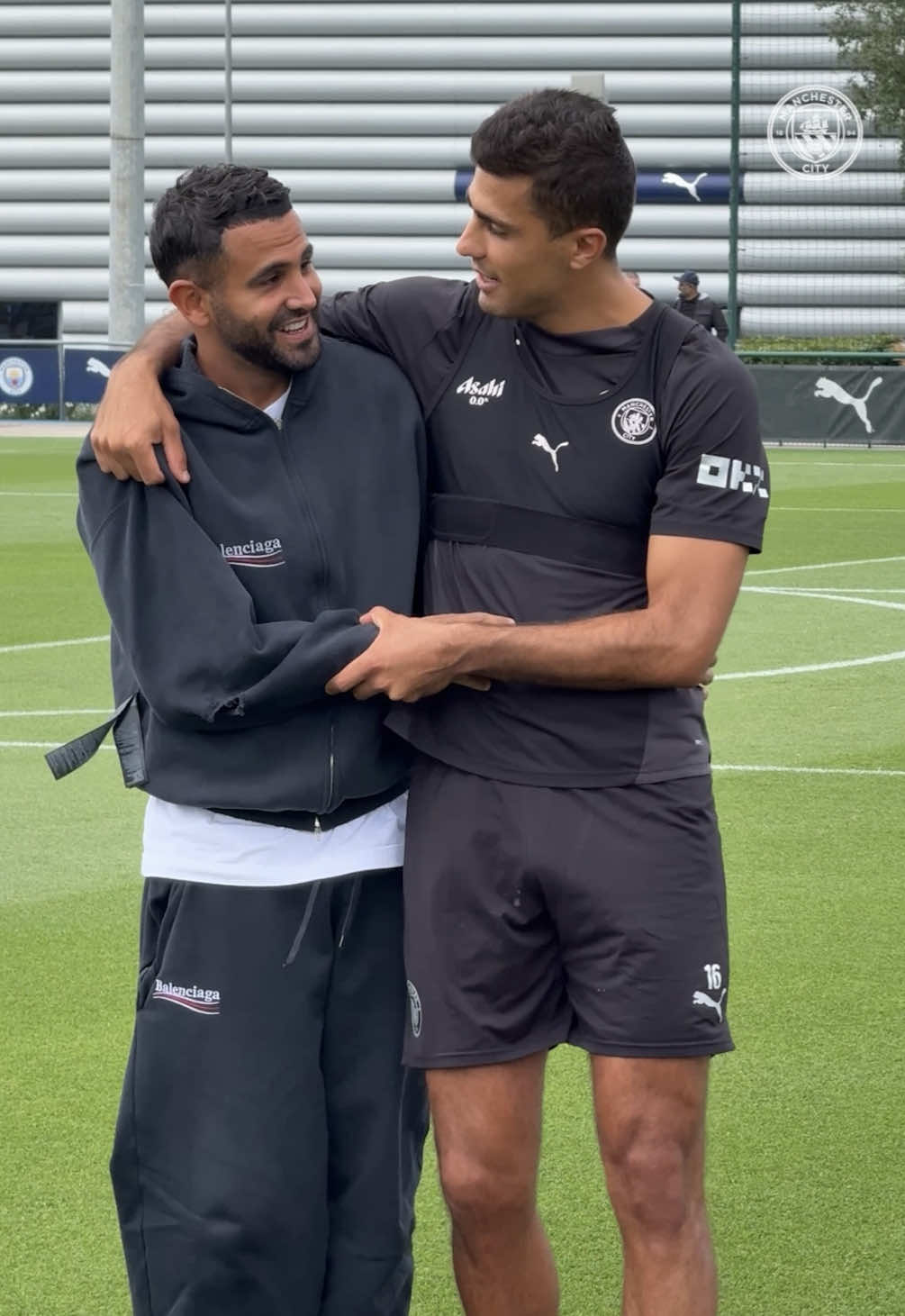 Training with a special guest 🇩🇿🩵 #RiyadMahrez #ManCity #Football 