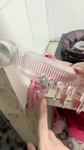 Thử nghiệm kệ treo dao hít chân không với e nha các chị em . Nó dính tốt chỉ sợ các chị em chưa biết các dùng thoii ạ #tienichcuocsong #giadungthongminh #kệdaodántường #camdao #xuhuong 