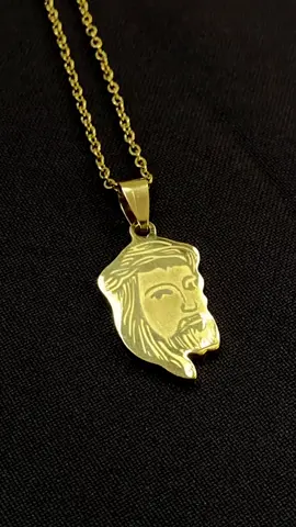 🔥 Pingente Rosto de Jesus Estilo, proteção e respeito no peito ✝️ A joia que fala por você: brilho, fé e visão! Esse não é qualquer pingente… é de cria, de atitude, de responsa. #RostoDeJesus #MansãoJoias #JoiaDeCria #LookDoBrabo #PingentePesado #EstiloQueImpressiona #JoiaMasculina #fécomestilo 