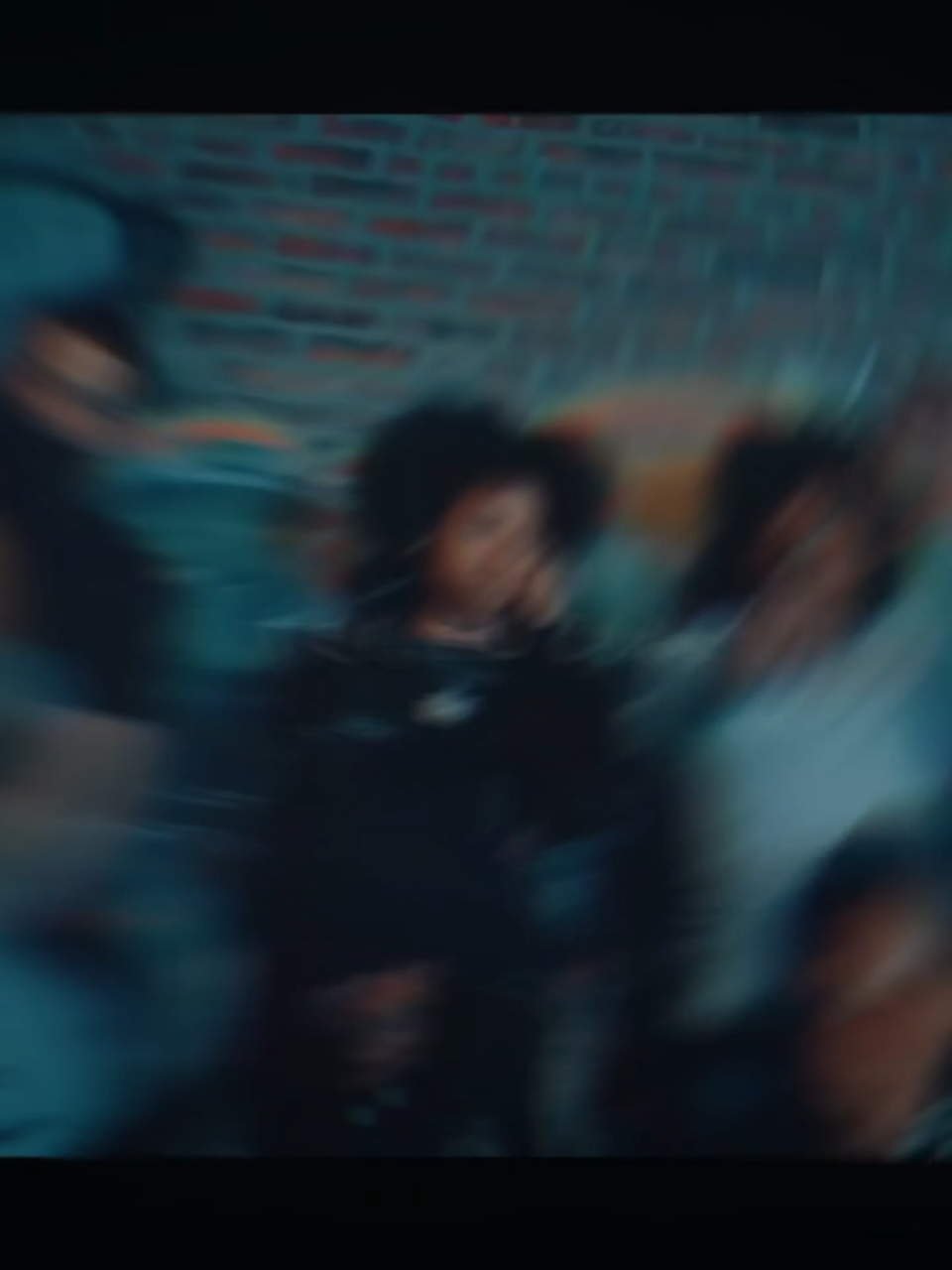 SAVAGE-BLOODIE DUDEYLO (primeira edit 🤧) . . . . . . O drill é um estilo de música que surgiu no início da década de 2010 em Chicago, nos Estados Unidos, como uma vertente mais sombria e agressiva do rap. Caracteriza-se por batidas pesadas, geralmente lentas ou de andamento médio, com uso intenso de graves profundos (808s), hi-hats acelerados, percussões marcantes e melodias sombrias. As letras do drill costumam retratar a realidade das ruas, violência, conflitos entre gangues, vida no crime, superação e experiências pessoais intensas, muitas vezes narradas de forma crua e direta. #drill #fyp #ddosama #dudeylo 