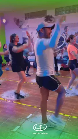 💃 Así se vive una clase de baile con John Guevara: Actitud, ritmo y un grupo que lo da todo en cada paso.🔥 ¡Seguimos con todo!💯 📍 Av. Juan Pardo de Zela 436, 3er piso – Lince (al costado de la Municipalidad) 📲 WhatsApp: 939 005 495 #baile #clasegrupal #Fitness #cardio #zumba #ritmo #gymluisfabbian 