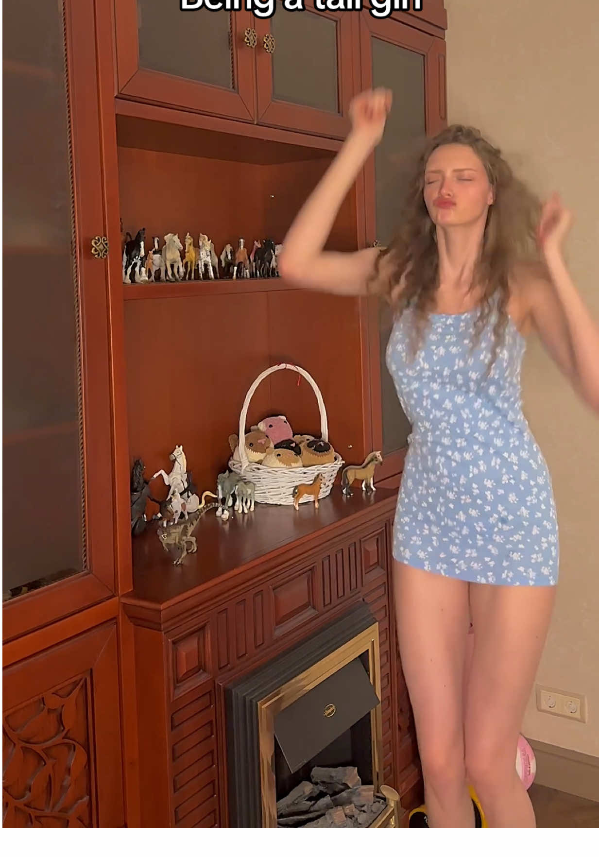I love to be a tall girl 🩵 #fyp #tiktoker #trendingvideos #viralvideos #beautiful #viralvideosofficial #goviraltiktok #giantwoman #tallgirl #giantess #funnytiktok #memestiktok #girl #outfit #player #humor 