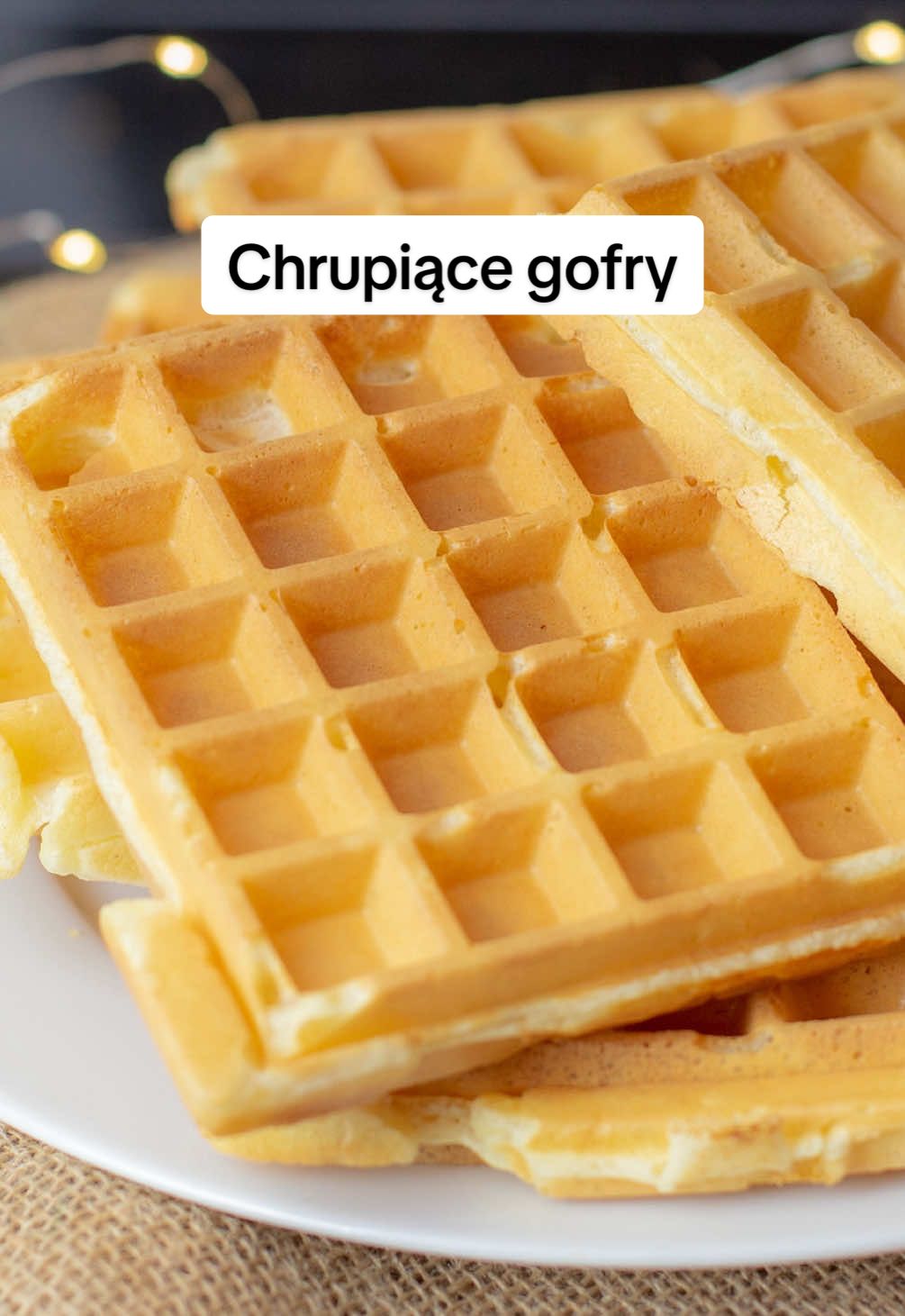 ✅ Przepis na chrupiące gofry 🔸Składniki na 16 sztuk, wielkości 10 cm x 12 cm ◽️ 2 szklanki mąki pszennej typu 500-550 (300 g) ◽️ 1 łyżeczka proszku do pieczenia (5 g) ◽️ szczypta soli (2 g) ◽️ 2 szklanki mleka 2% (500 ml) ◽️ 1 pełna łyżka cukru (20 g) ◽️ 1/3 szklanki oleju (7 łyżek, 70 g) ◽️ 2 duże jajka (białka i żółtka oddzielnie) 🔸 Sposób wykonania 1. Zacznij od oddzielenia białek od żółtek. 2. Do dużej miski wsyp mąkę, proszek do pieczenia, sól, cukier.  Dolej mleko i olej oraz dodaj żółtka. 3. Całość mieszaj, ale nie ubijaj. Składniki możesz wrzucić do blendera (może być ręczny). Ważne jest, aby nie ubijać ciasta, a tylko je wymieszać. 4. Jeśli nie masz blendera, ciasto wymieszaj ręcznie za pomocą trzepaczki lub np. widelca (będzie nieco trudniej, ale da się 😉 ). 5. Gdy ciasto będzie już gładkie i jednolite zacznij nagrzewać gofrownicę. 6. W międzyczasie ubij jeszcze 2 białka (pozostałe z żółtek) na sztywną pianę i ubitą pianę z białek dodaj do ciasta, delikatnie mieszając. 7. Gdy ciasto jest gotowe, nabierz go łyżką i wylej na rozgrzaną formę do gofrów. 8. Gofry piecz przez 3 minuty lub dłużej, w zależności od mocy gofrownicy. 9. Po upieczeniu ostrożnie zdejmij na talerz. 10.  Zjedz z ulubionymi dodatkami 😉 #orchideli #gofry #prostyprzepis 
