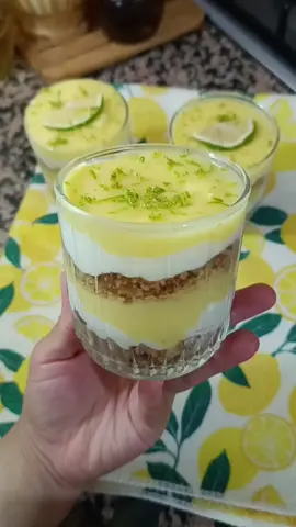 تحلية الليمون 🍋🍋✨  كريمة الليمون 🍋  نصف كاس سكر ♥️ مايعادل 100 غ سكر  نصف كاس عصير الليمون 🍋 مايعادل 100 غ عصير الليمون 🍋  2 حبات بيض 🥚  100 غ مارغارين  فانيلا  ملاحظة فلتحلية هادي ضاعفت المقادير  الكريمة: كاس بودرة الشونتيي+ نصف كاس حليب بارد+ علبة فرماج ريجيم 