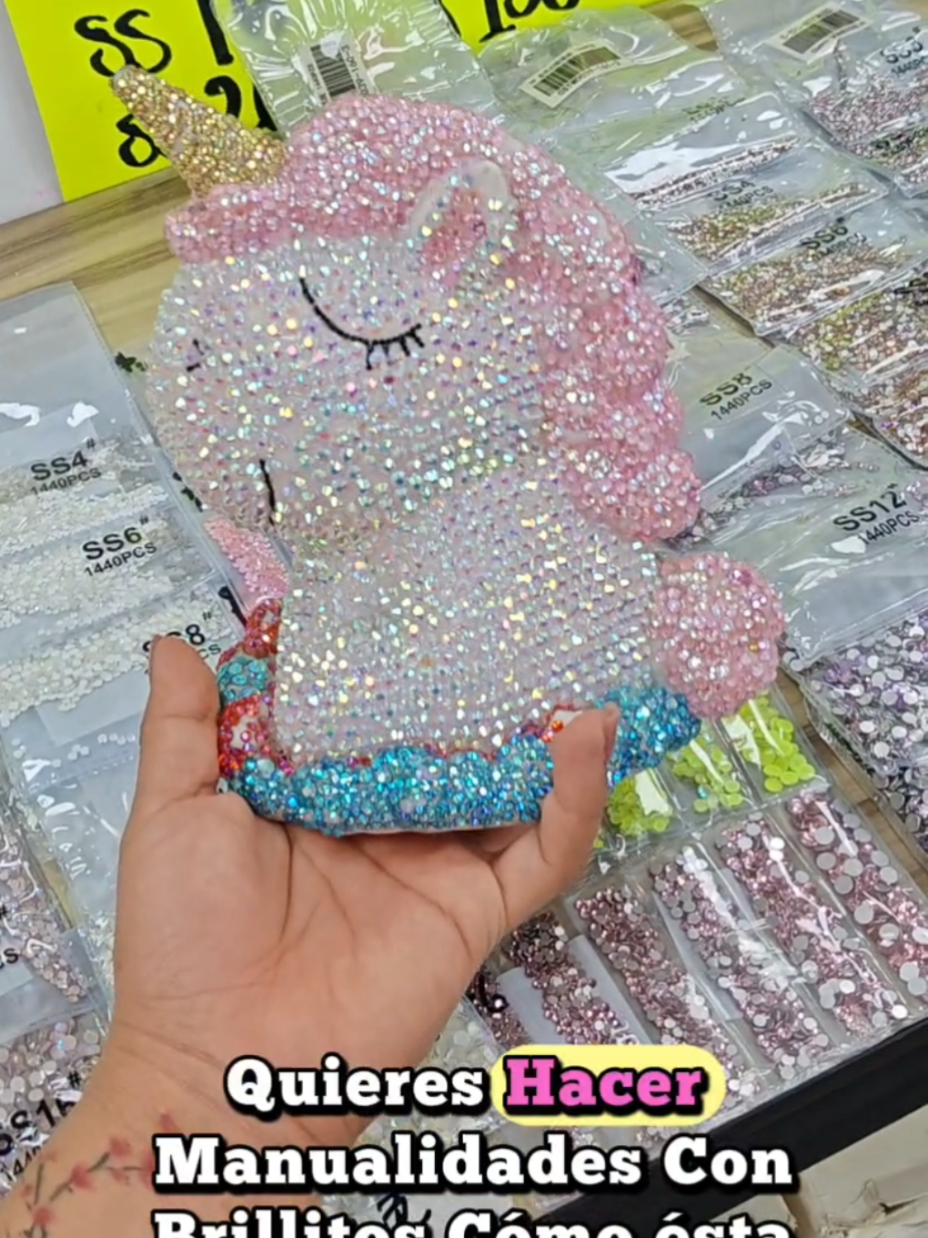 Decoraciónes con pedrería #decoraciones #pedreria #manualidades #blingbling #swarovski 