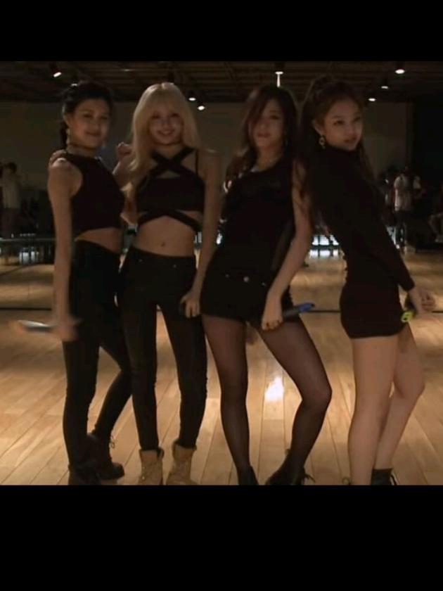 #blackpink || cr:ben,brolar görünce şaşırdım gelmiş burda 5 aylık bir çaylak hayır 1 yılda olmamış sadece birkaç konser vermiş anında da havalara geçmiş şaka mısın? 9 yıllık tecrübeli dünyaca tanınan en büyük konser alanında binlerce insanın olduğu yerde kocaman konser vermiş bir grupla kendi grubu kıyaslamak mı?pheww video konuşsun       tags:#blackpink #jisoo #jennie #rose #lisa #bpinyourarea #bpwkpp #apt #fyp #keşfet #keşfetteyizzz #bp #bpbestgg #jenpysv #red #💋 #keşfetedüş 