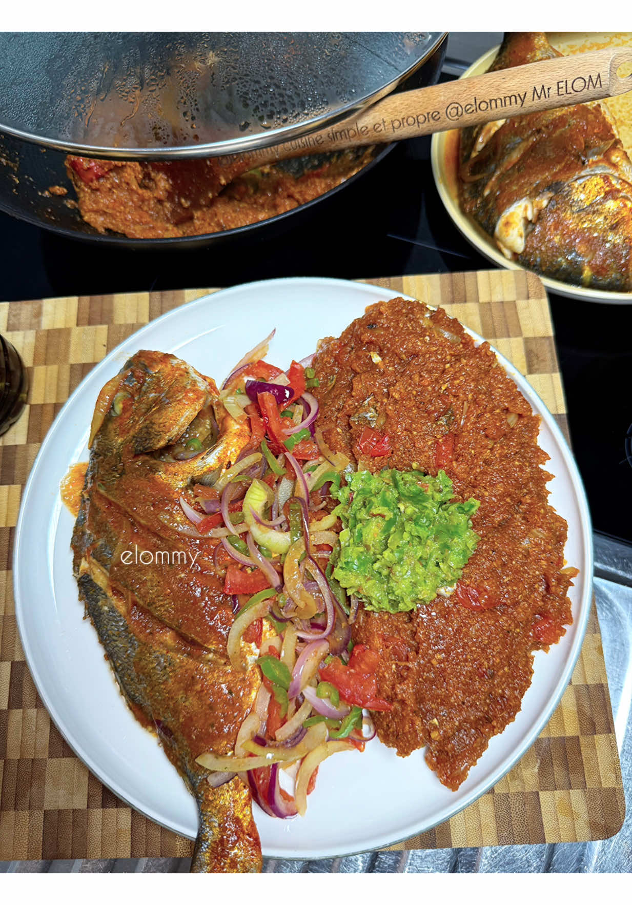 👨🏽‍🍳💥SIFIÕ💥 . Quand tu es un digne fils du Sud Togo, tu ne peux pas ne pas savoir bien “vider et nettoyer” un poisson. Quand tu as cette base, tout le reste devient une évidence 😊. Et c’est donc tout naturellement que je prépare beaucoup de plats à base de poisson. . Aujourd’hui c’est du pinon / piron / eba : a dish made with cassava flour cooked with tomato sauce, accompanied by chilli, onion, tomato andfresh fish well cooked...😎. . Le RDV du samedi est donc en pause !  .  All steps and details are in the movie… .  La vidéo entière avec les détails est disponible sur YouTube. Ma chaîne ELOMMY . . . . . . . Bonne dégustation sauvage 🇹🇬  . #togo #pourtoii #chef #universtogo🇹🇬🇹🇬 #foryouu #sifio #pinon #poisson 