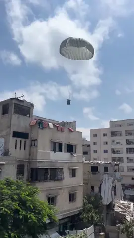As Palestinians rushed toward an aid package airdropped in Gaza City, a balcony collapsed under the weight of the crowd. It is not clear how many people were injured in this incident. #CNN #news #Gaza