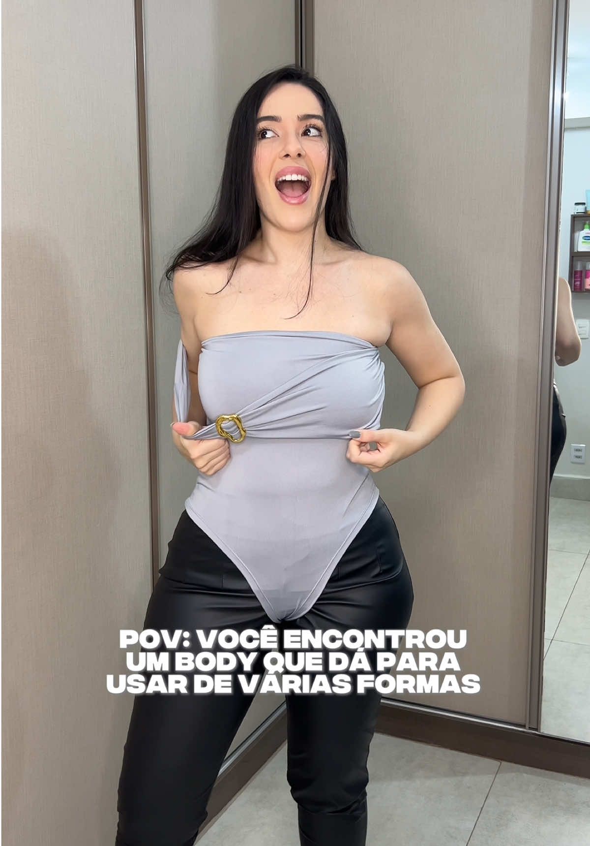POV: Você encontrou um body que dá para usar de várias formas!  🚨Pede os link no comentário 🔍 Encontrei no Mercado Livre: ✨ Body fivela: STEMED-NRMP ✨Calça courino: STEMED-YYY4 @Mercado Livre @Programa Afiliados e Criadores @Mercado Livre Moda  #MercadoLivre #DataDupla #modafeminina #truquedeestilo #arrumesecomigo #grwm #modafeminina  