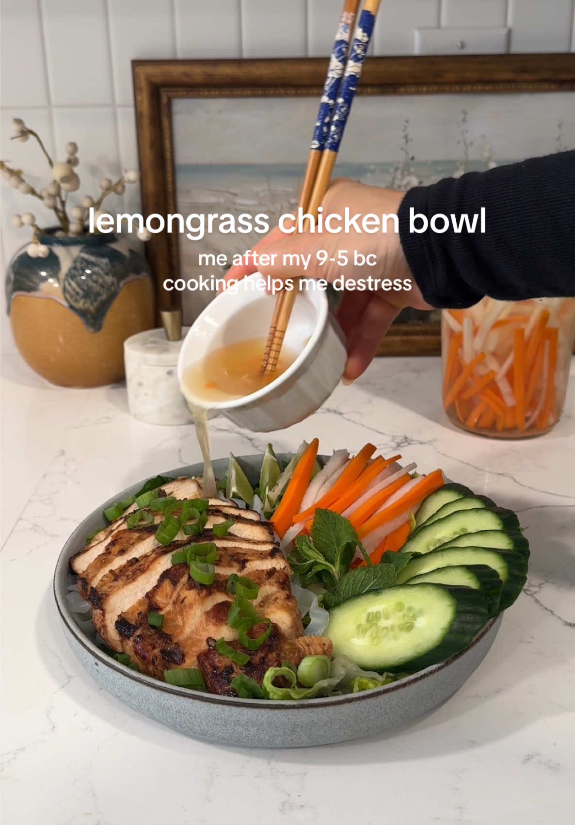 spending time in the kitchen brings me so much peace and it's the thing I look forward to after a long work day. people always ask why I still bother to make a meal from scratch bc it sounds stressful, but it actually ends up doing the opposite for me 😌 the more challenging the recipe, the more satisfying HAHA #fromscratch #homemadefood #saladrecipe #saladideas #easydinnerideas 