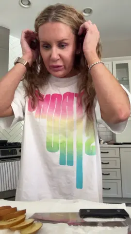 Ok the label says “sungold” so maybe they are supposed to be yellow inside? But are they supposed to be kept room temp?  #kiwi #kiwi🥝 #firsttimer #idontknow #idontunderstand 