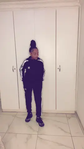 I tried 😂😂get your own tracksuits & sneakers from @AYMI SNEAKER STORE SA🇿🇦 #sama28 #fyp #unathiradebee #gumba #sylvester 