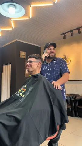 📱💈 Quando o barbeiro se empolga no celular e esquece que o cliente já tá quase tocando no teto 😂✂️ #Ops #BarbeiroDistraído #CorteNasAlturas